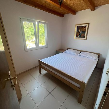 Villa Kuca Za Odmor Buba, Otok Zut Pristanisce Esterno foto