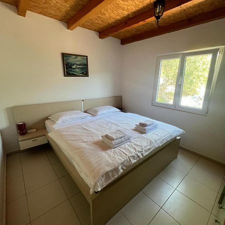 Villa Kuca Za Odmor Buba, Otok Zut Pristanisce Esterno foto